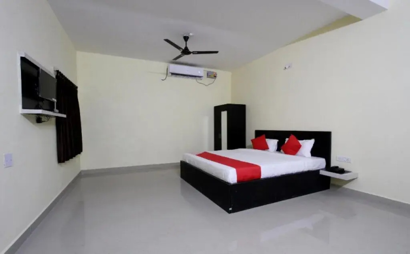 Oyo 24267 A2 Whiterose
