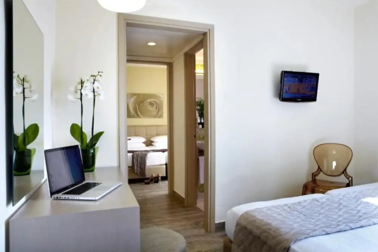 2 Bedrooms Standard Family room with balcony
