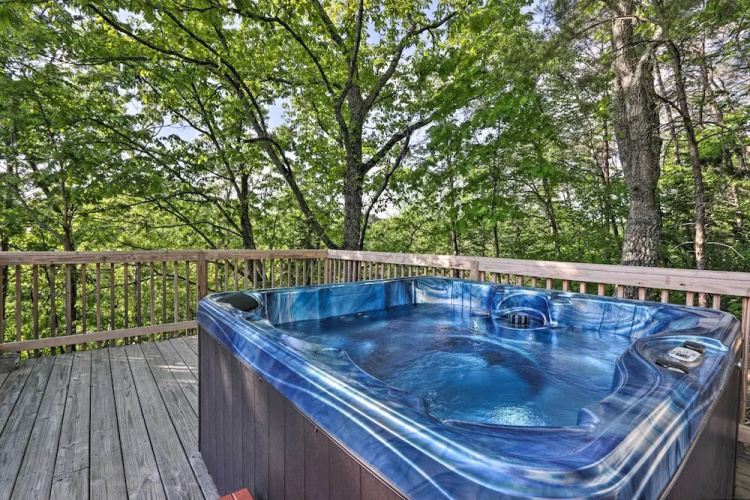 Luxe Cabin w/ Hot Tub, Theater, Pool Table, Arcade