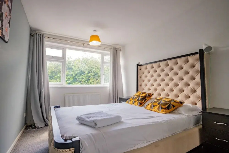 Host Stay Manfield Avenue