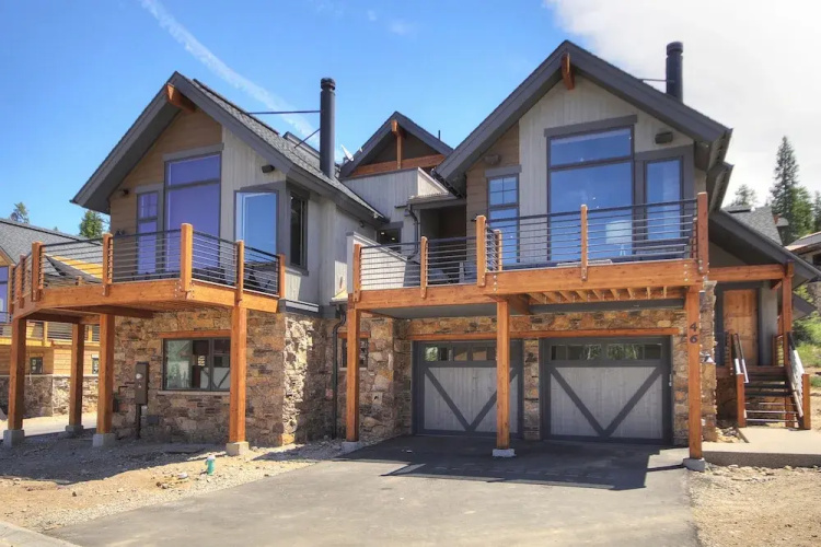 Slope View Chalet by RedAwning