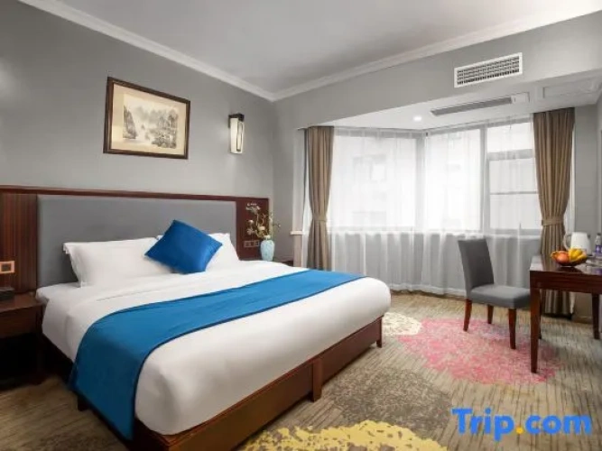 Suite with courtyard view