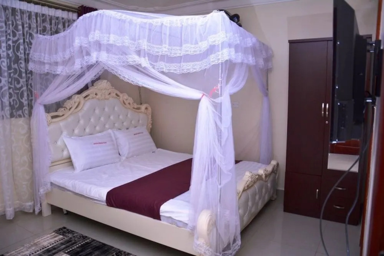 Mak-Queen Hotel