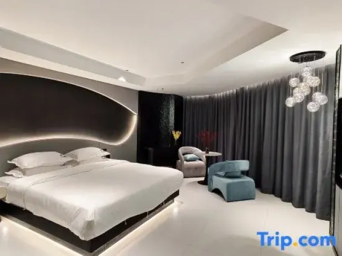 Premium Suite with street view