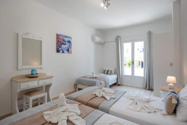 Standard Triple room