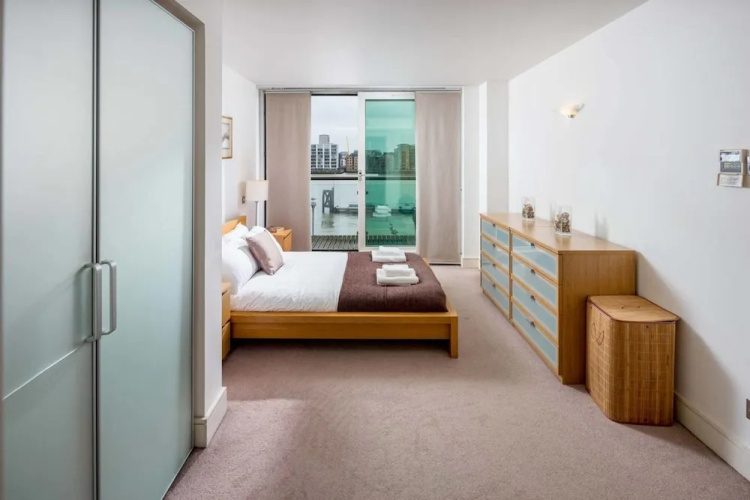 Light Modern Flat With Balcony Over River Thames!