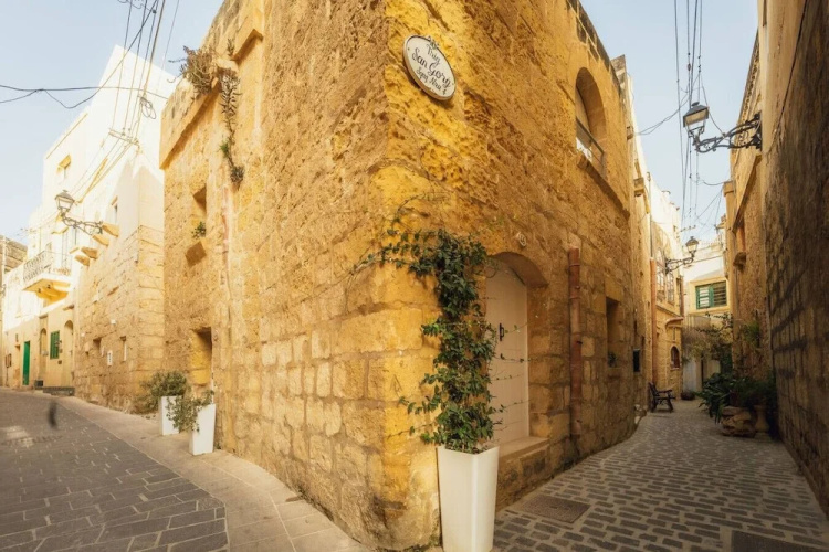 Traditional 500 Year Old Gozitan Townhouse - Malta