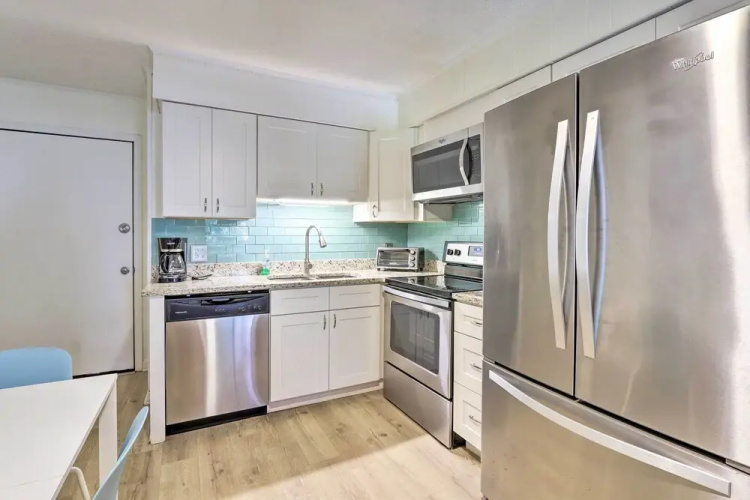 Hilton Head Condo w/ Covered Balcony + Pool Access
