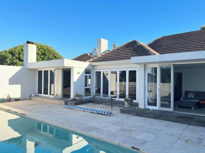 4 Bedrooms Cottage with balcony