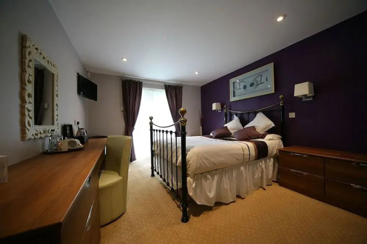 The Dewdrop Inn