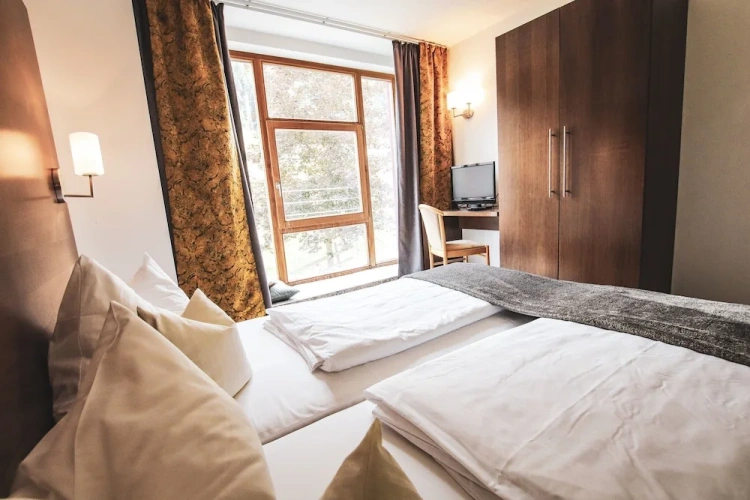 2 Bedrooms Suite with mountain view