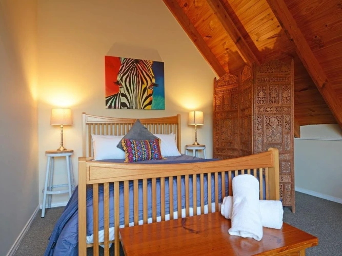 Silver Springs 6br Luxury Homestead with Wifi, Pool. Fireplace, Views, Olives and Space