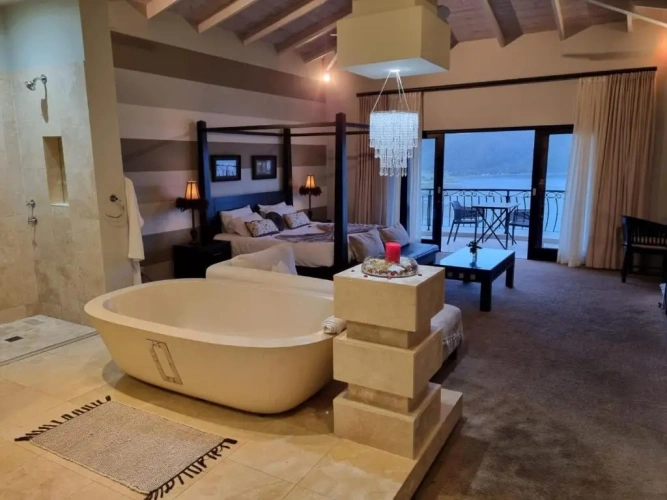 Suite with lake view