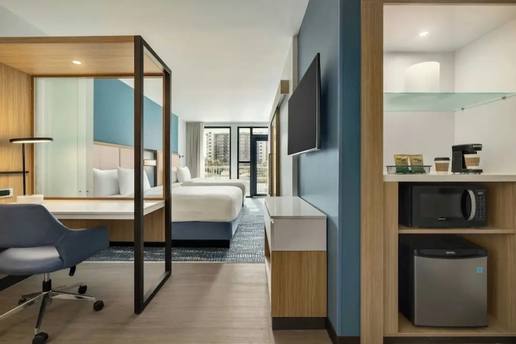 Suite with balcony and with pool view