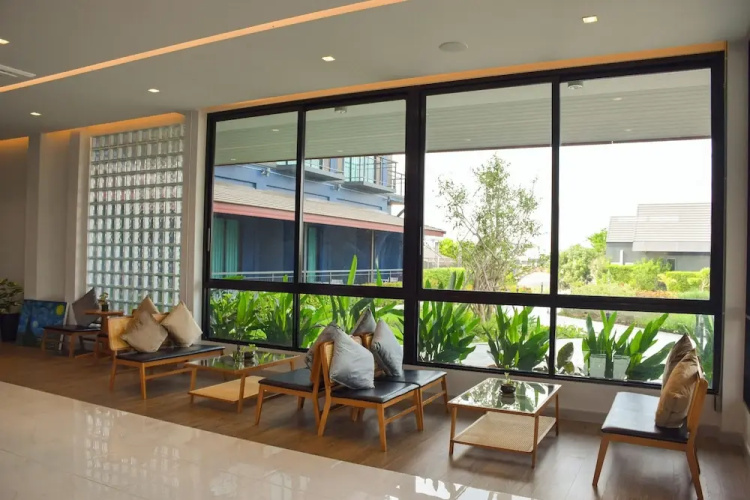 The Horizon Groove Hotel