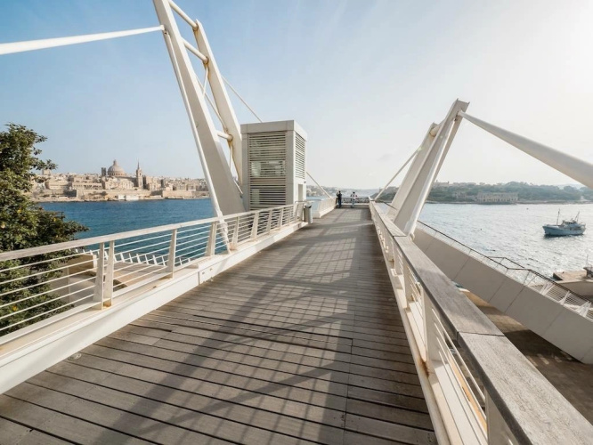 Modern 2BR Apartment in Central St Julian's