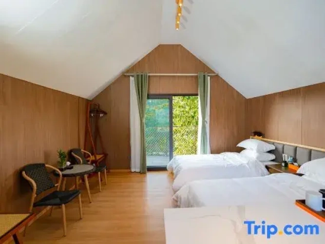 Standard Twin room with balcony