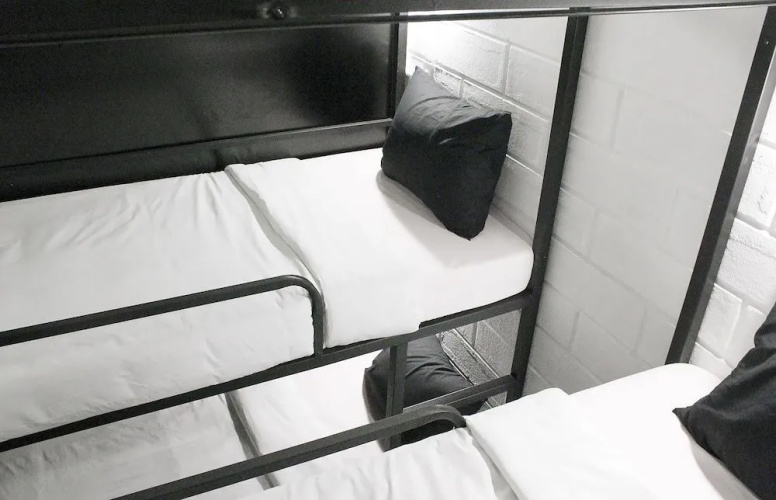 Pin Poshtel