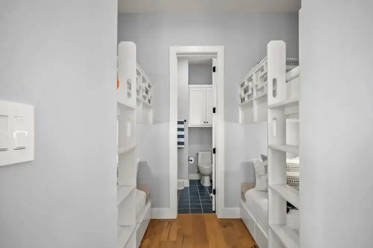 5 Bedrooms Cottage
