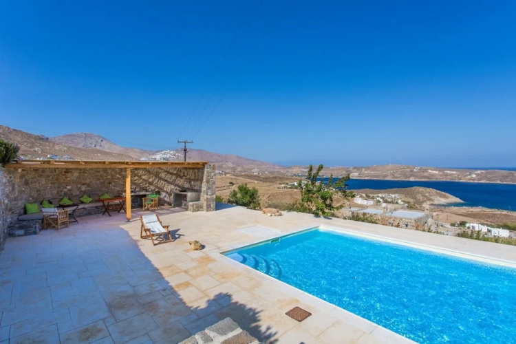 Spacious 6 Bdrm Stone Villa With Pool