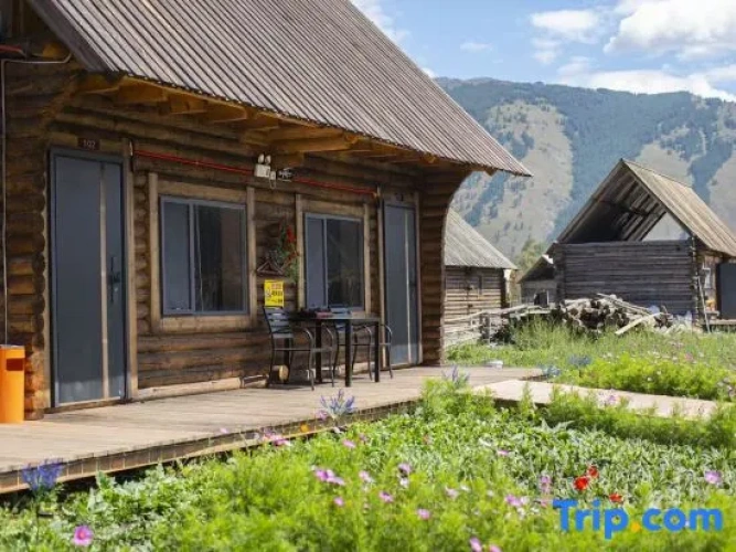 Spruce Moon Gazing Snow Mountain View Design Guesthouse (Xinjiang Kanas National Geopark)