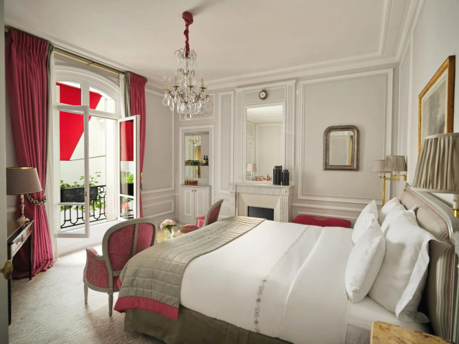 Plaza Athenee Hotel