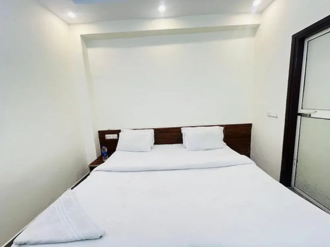 Roomshala Hotel Pub G