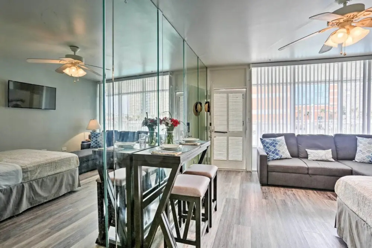 Virginia Beach Studio w/ Balcony + Pool View!