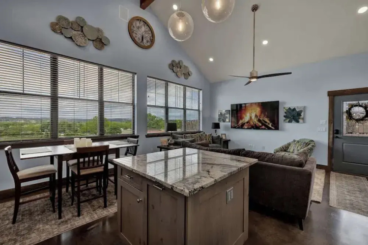 West End Nest With Hot Tub!