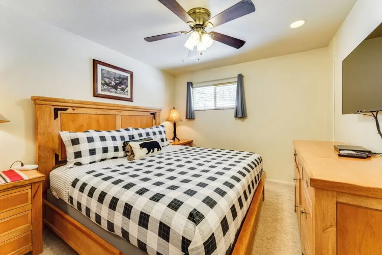 1/2 Mi to Skiing: Red River Condo w/ Free Shuttle!