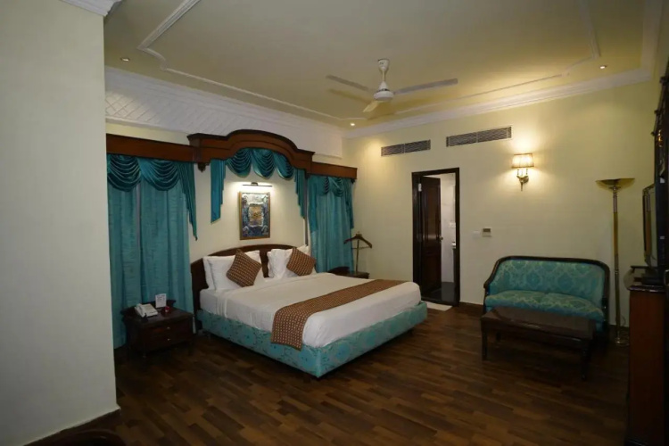 Hotel Arya - Unmarried Couples are not Allowed