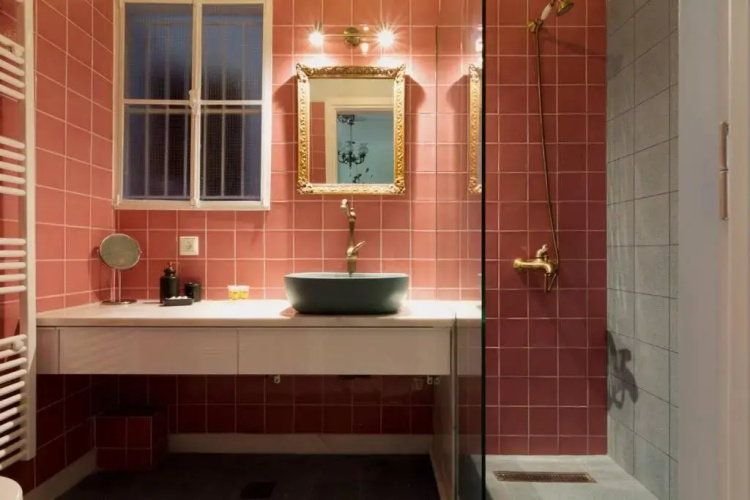 Iphigenia 2 bedroom retro downtown apartment