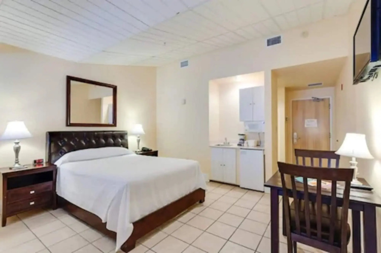 Naples Park Central Hotel