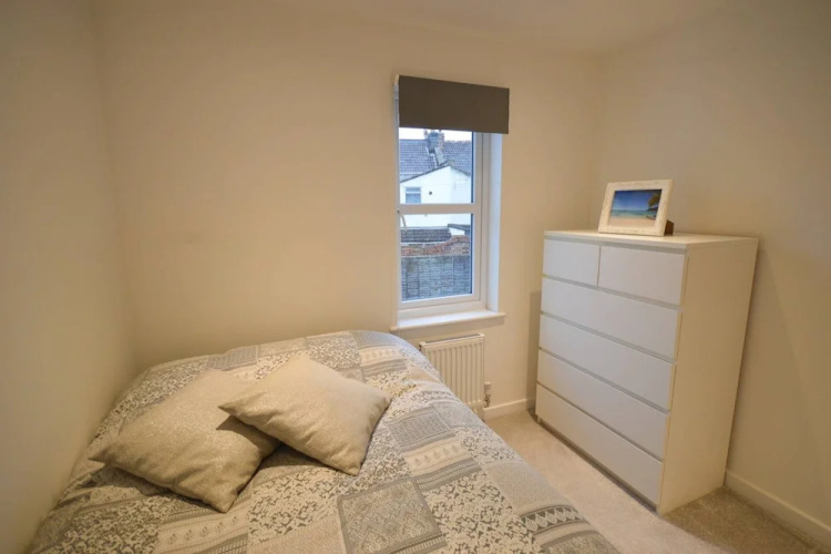 Spacious 2 Bed Flat With Parking In Bedminster