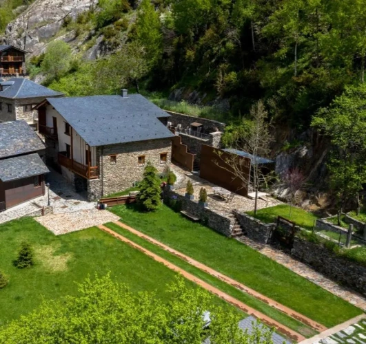 5 Bedrooms Cottage