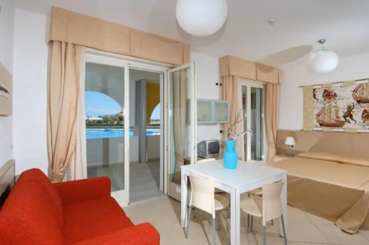 Seaside Studio - Poolside Getaway