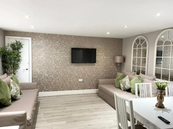 3 Bedrooms Apartment