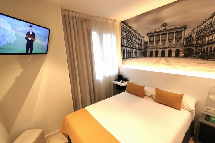 Standard Double room with city view