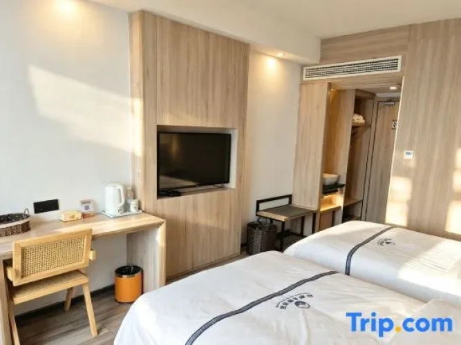 Standard Twin room with lake view