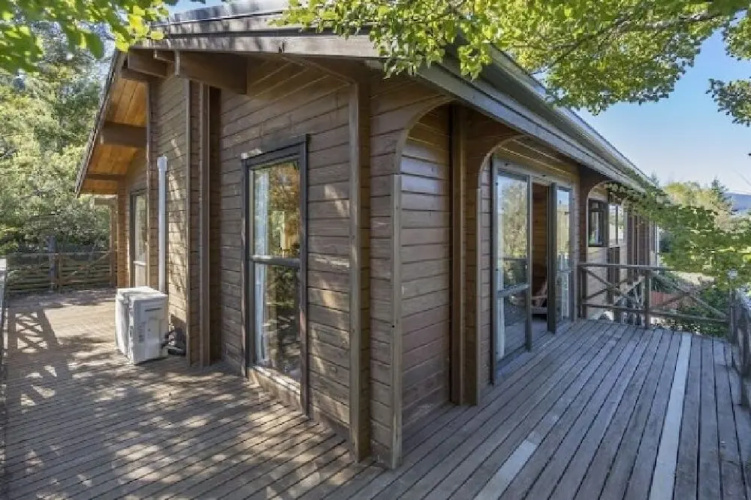 16 Chalet Cres