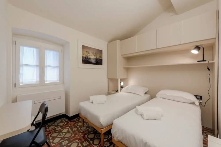 Bright 2BR flat moments from the beach