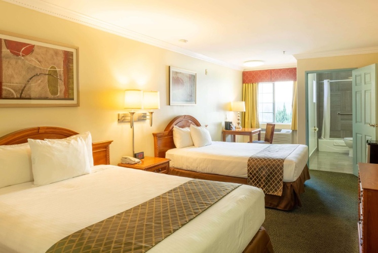 Deluxe Quadruple room with balcony