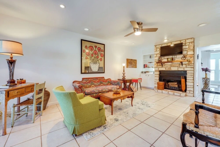 2 Bedrooms Apartment