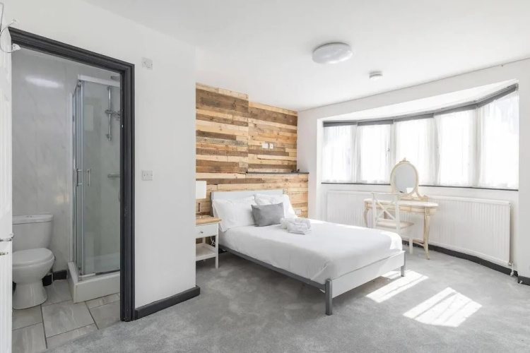 c Bright and Spacious House