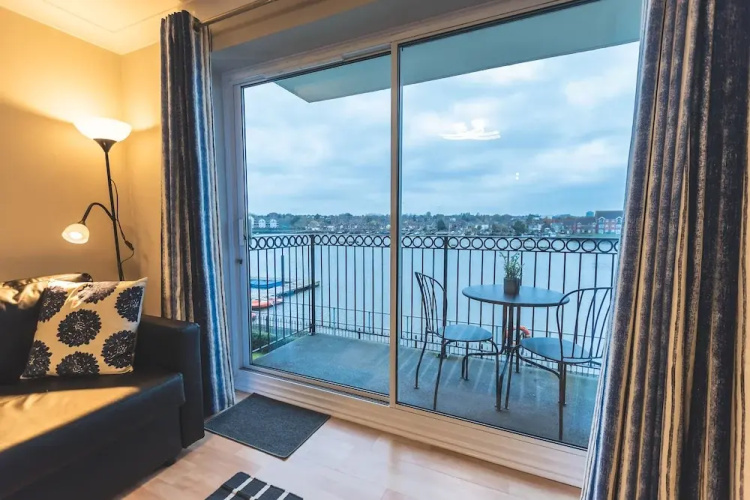 Vespasian Quay - Balcony overlooking the River Itchen - Secure & private parking