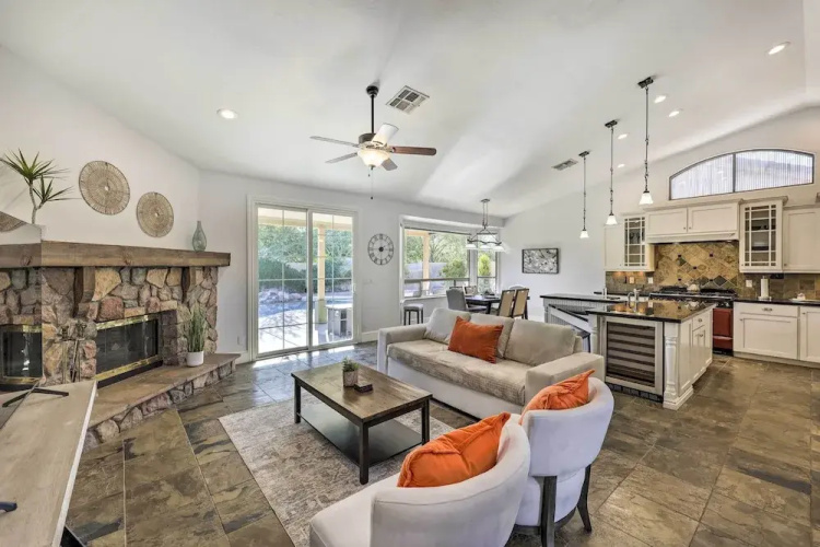Airy Scottsdale Home: Pool, Putting Green & Grill!