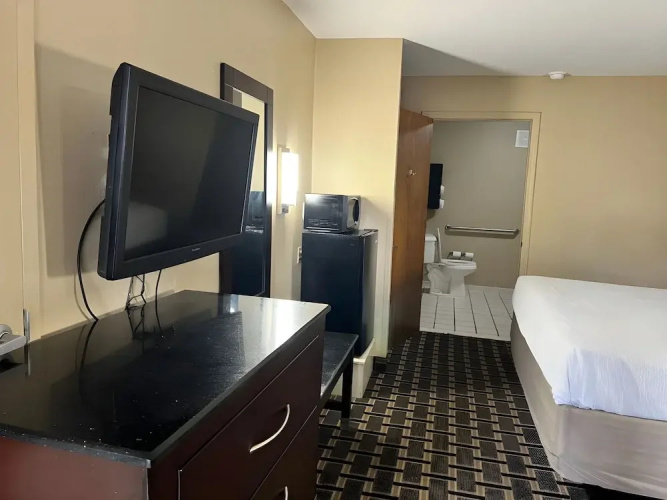 Days Inn & Suites Pine Bluff