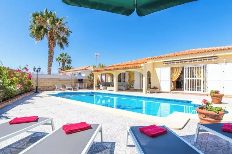 4 Bedrooms Villa