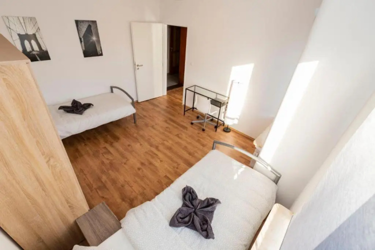AVR Apartment HOF 7