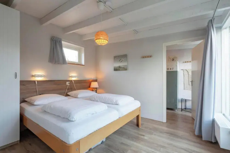 Bungalow in Sint Maartenszee Near Beach